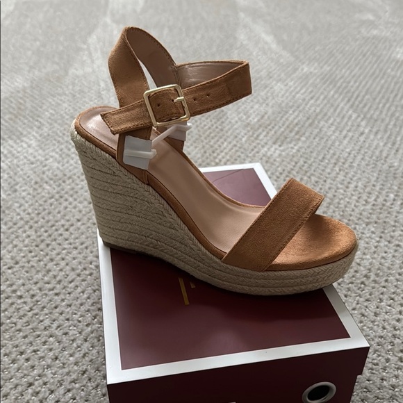 Elegant Tan Wedge Sandals with Adjustable Straps - Picture 5 of 9